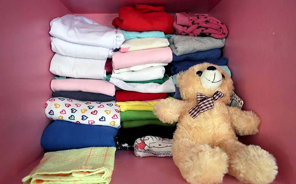 Der Blick in ein Ablagefach eines Mädchens in einem Hilfezentrum in Manila © UNICEF/Estey Persönliches Hab und Gut: Das Ablagefach eines Mädchens in einem Hilfezentrum in Manila