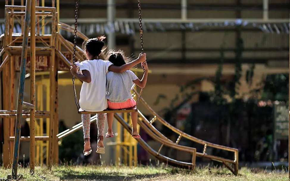Endlich Zeit zum Spielen: Zwei Freundinnen teilen sich eine Schaukel © UNICEF/Estey Endlich Zeit zum Spielen: Zwei Freundinnen teilen sich eine Schaukel
