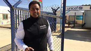 UNICEF-Unterstützer Fetsum beim Besuch eines Flüchtlingscamps in Jordanien | © UNICEF DT UNICEF-Unterstützer Fetsum beim Besuch eines Flüchtlingscamps in Jordanien