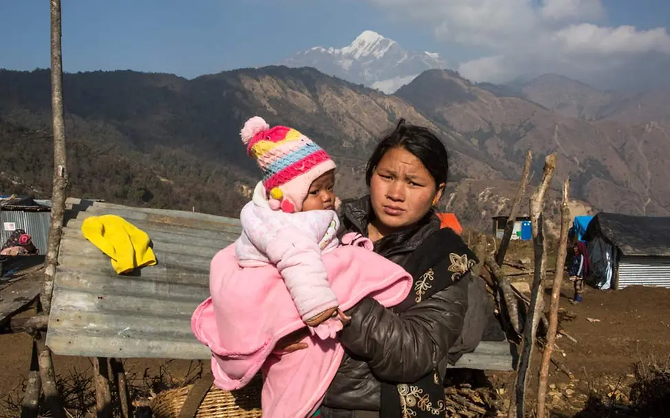 Leben in notdürftigen Unterkünften in Nepal | © UNICEF/Nepal/Shrestha Nach dem Erdbeben: Leben in einer Notunterkunft