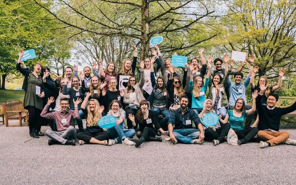 Ehrenamtlich engagierte UNICEF-Unterstützer | © UNICEF/Marcel Wogram Arbeiten im Ausland: Gruppe ehrenamtlich engagierter UNICEF-Unterstützer