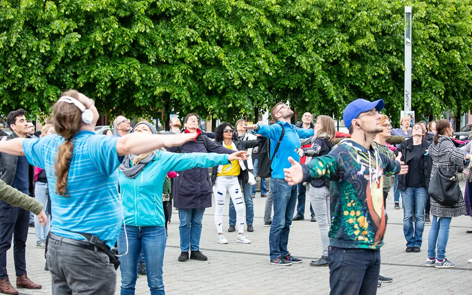 Theater der 10.000 | © UNICEF/Cherubini Mitwirkende beim Theater der 10.000 strecken ihre Arme aus.