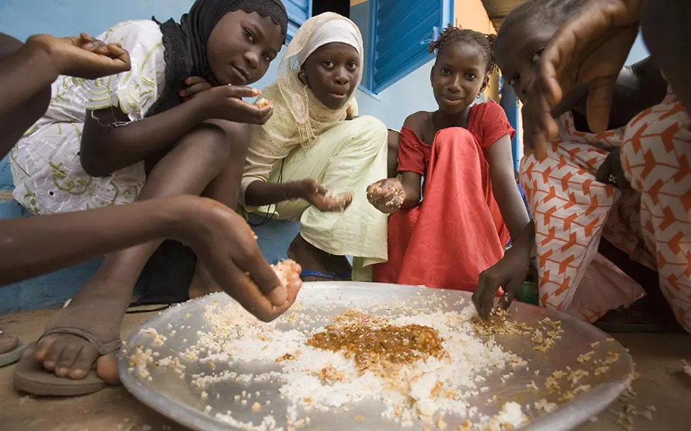 Dank der UNICEF-Hilfe gibt es Mittagessen in der Schule. | © UNICEF/Asselin Senegal: Schülerinnen bei einer gemeinsamen Mittagspause.