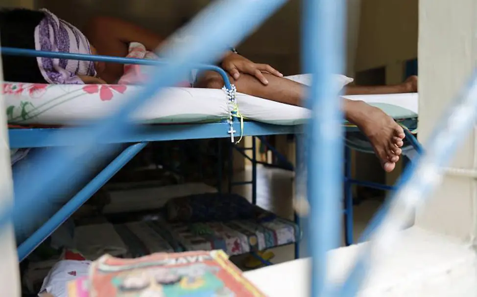 Ein Junge schläft in einem Rehabilitationszentrum für Jugendliche. | © UNICEF/Maitem UNICEF setzt sich für schärfere Kinderschutz-Gesetze ein.