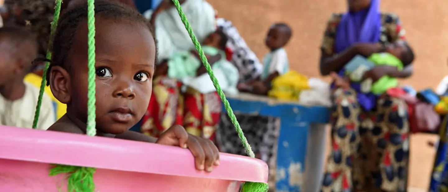 UNICEF in Niger: Babys und Kleinkindern gegen Mangelernährung helfen. | © UNICEF/UN0317909/Frank Dejongh Mangelernährung bekämpfen: Ein Baby wird gewogen.