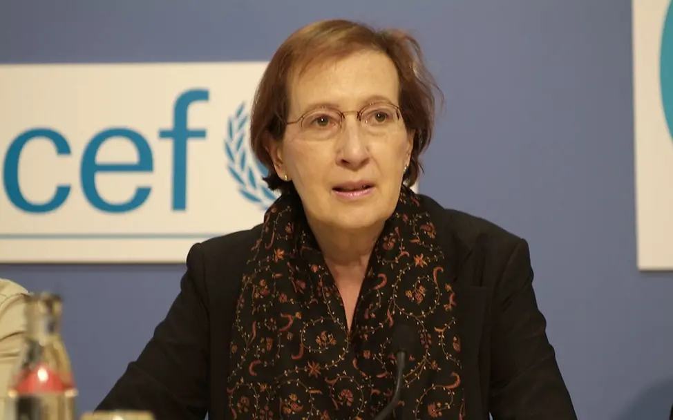 UNICEF Deutschland gedenkt seiner früheren Vorsitzenden Heide Simonis I UNICEF Heide Simonis sitzt an einem Tisch und spricht in die Kamera