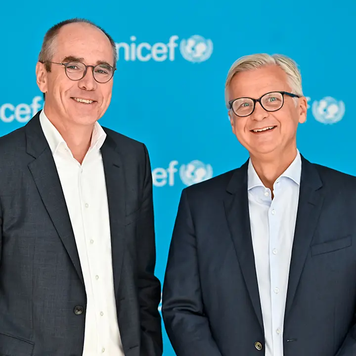 Christian Schneider ist Vorsitzender der Geschäftsführung von UNICEF Deutschland, Jens Schwanewedel Geschäftsführer Finanzen & Operations. | © UNICEF/Sachse-Grimm Geschäftsführung UNICEF Deutschland: Christian Schneider (Vors.) und Jens Schwanewedel