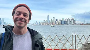 UNICEF Pate Tobias Krell in New York | © UNICEF Tobias Krell steht vor der New Yorker Skyline.