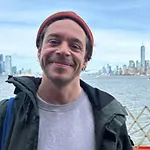 UNICEF Pate Tobias Krell in New York | © UNICEF Tobias Krell steht vor der New Yorker Skyline.