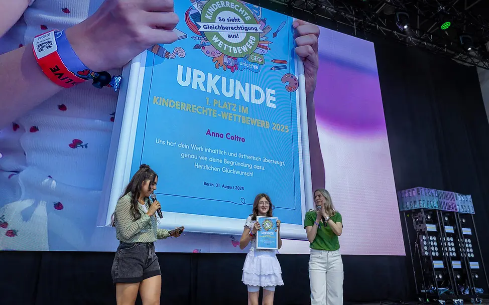 Anna erhielt als Gewinnerin des Malwettbewerbs von GEOlino und UNICEF ihre Urkunde auf der Bühne des GEOlino LIVE 2025. Tobias Eineder / GEOlino