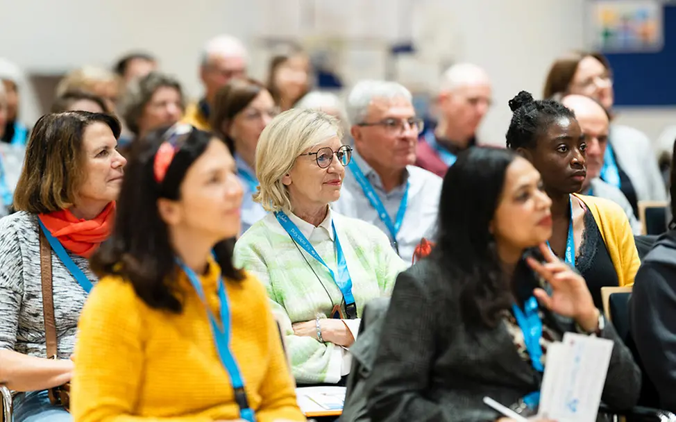 Ehrenamtlich aktiv für UNICEF: Engagierte sitzen in einem Workshop von UNICEF. | © UNICEF/Niklas Ehrenamtliches Engagement für UNICEF: Engagierte sitzen in einem Workshop von UNICEF.