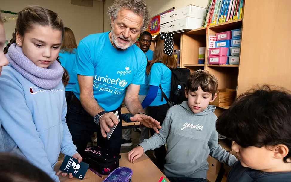 Ehrenamtlich aktiv für UNICEF: Engagierte unterstützen Kinder in der Schule. | © UNICEF/Etges Ehrenamtliches Engagement für UNICEF: Engagierte unterstützen Kinder in der Schule.