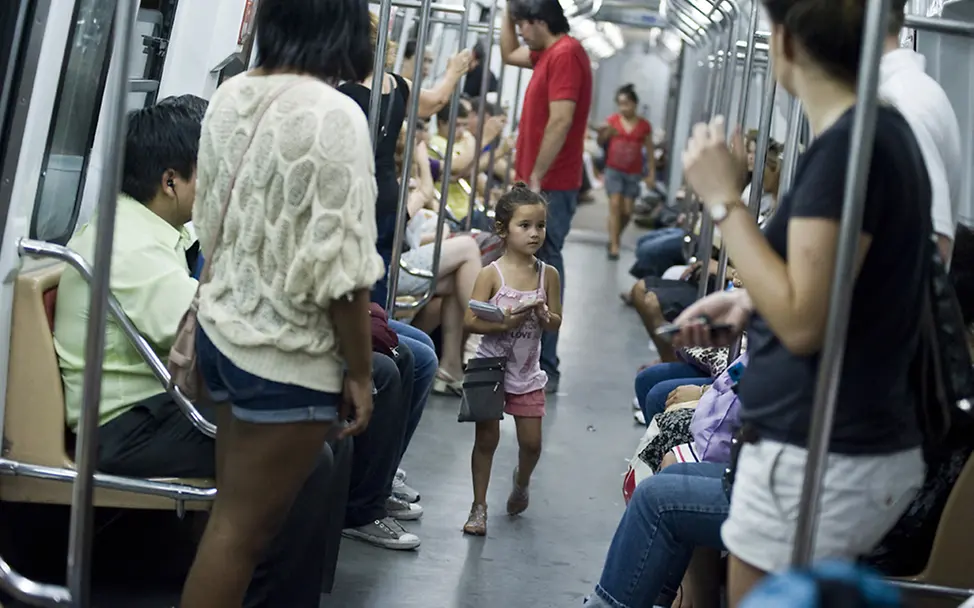 Kiara aus Argentinien: Straßenverkäuferin unter der Erde Straßenverkäuferin unter der Erde