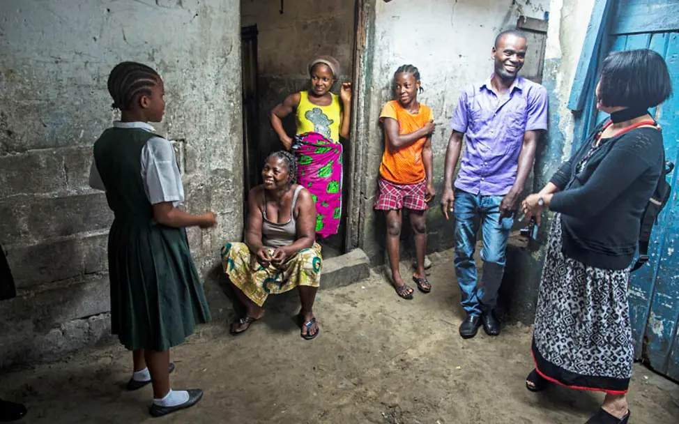 Susan Findel spricht in West Point mit Gemeindevertreter Sam. | © UNICEF Liberia/Sarah Grile Reisetagebuch Liberia: Susan Findel spricht in West Point mit Gemeindevertreter Sam