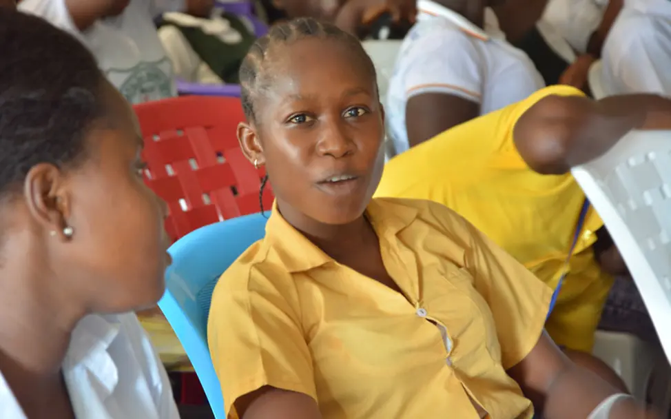 U-Reporterin Tracy Tow macht bei SMS-Meinungsumfragen mit. | © UNICEF/Kerstin Bücker Reisetagebuch Liberia: U-Reporterin Tracy Tow macht bei SMS-Meinungsumfragen mit