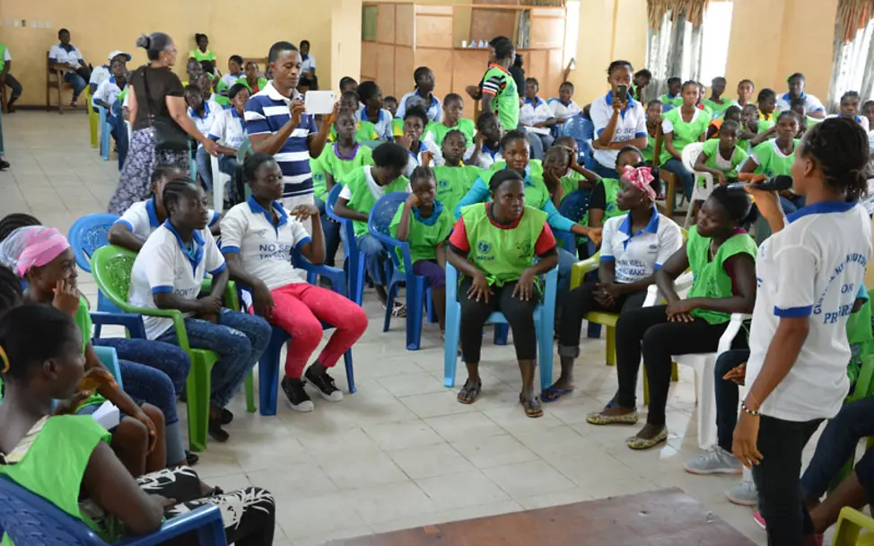 Helen erklärt, wie wichtig Bildung für Mädchen ist. | © UNICEF/Kerstin Bücker Reisetagebuch Liberia: Helen erklärt, wie wichtig Bildung für Mädchen ist