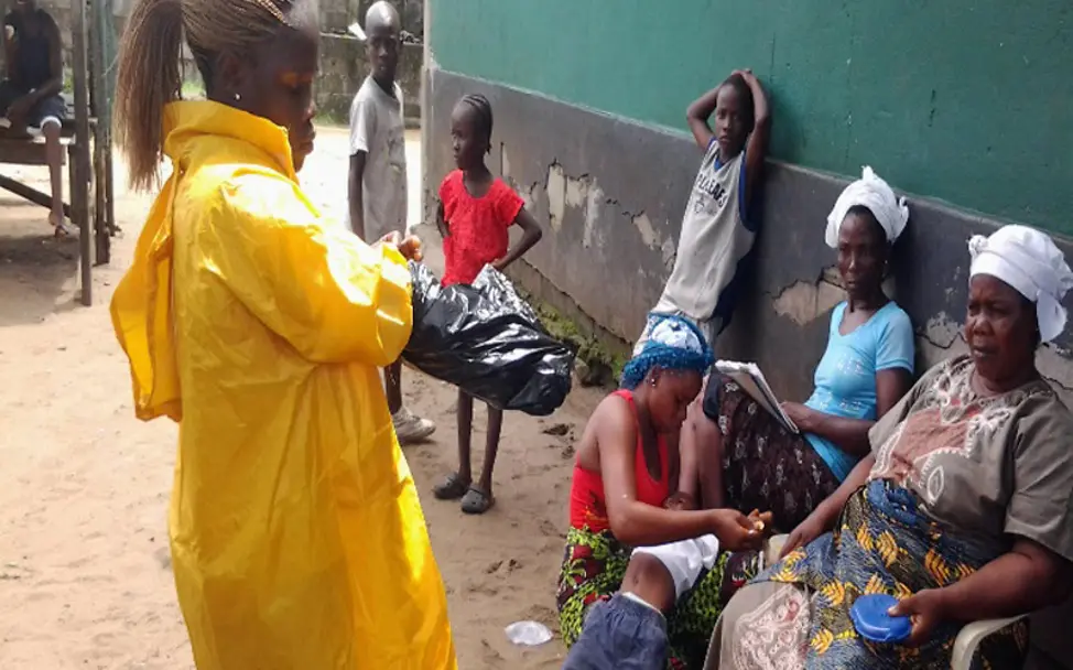 Schutz vor dem Virus: Plastiktüten können auch vor Ebola schützen | © UNICEF Liberia Reisetagebuch Liberia: Schutz vor dem Virus: Plastiktüten