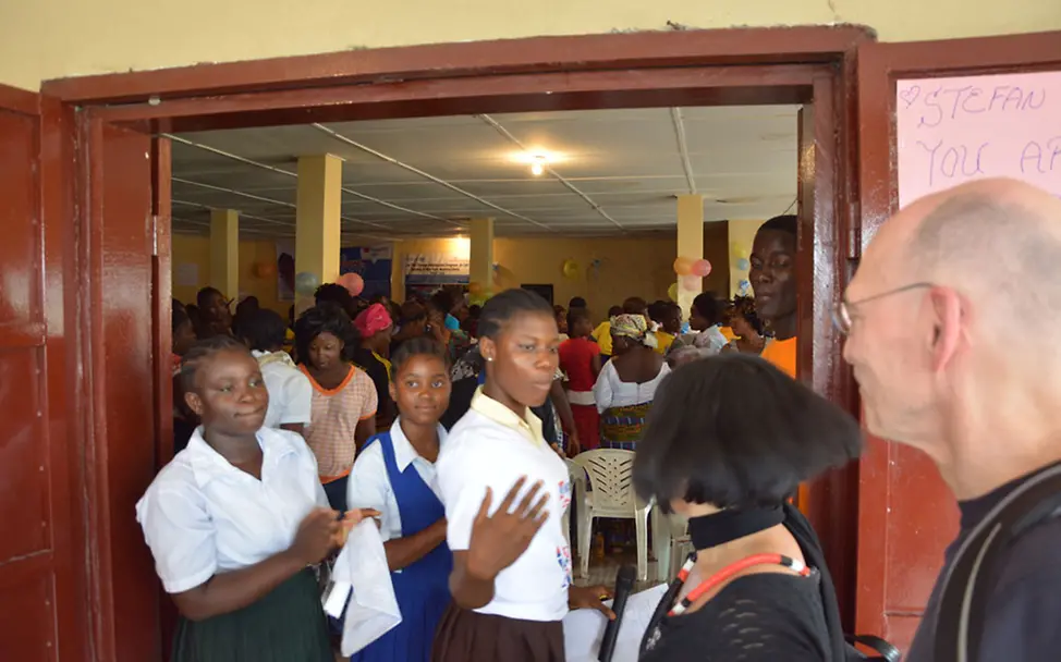 Ehepaar Findel am Eingang einer Schule | © UNICEF/DT2015-33232/Kerstin Bücker Ehepaar Findel am Eingang einer Schule