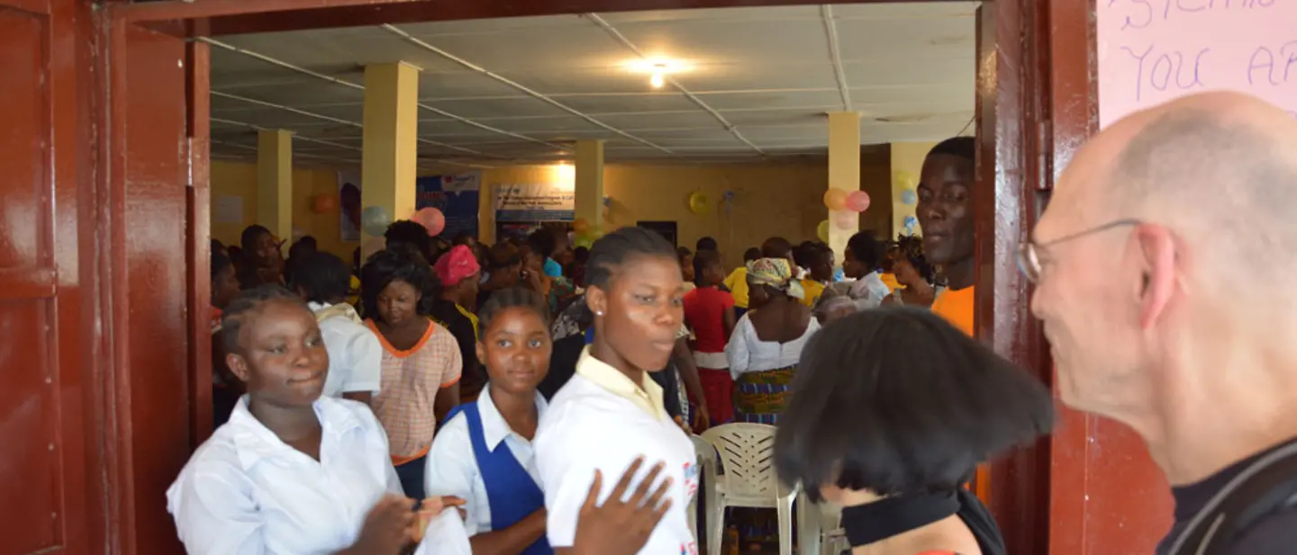 Ehepaar Findel am Eingang einer Schule | © UNICEF/DT2015-33232/Kerstin Bücker Ehepaar Findel am Eingang einer Schule