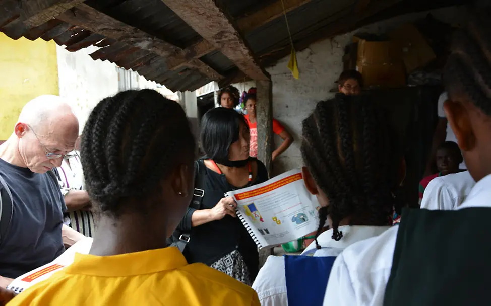 Reisetagebuch Liberia: Findels mit Aufklärungspostern