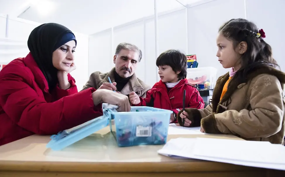 Saria im Spielzelt in der Notunterkunft in Köln. | © UNICEF DT/Annette Etges Kinder im UNICEF-Spielzelt in der Notunterkunft in Köln.