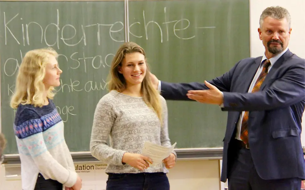 Gernot Erler bedankt sich bei den Moderatorinnen © Julien Bender