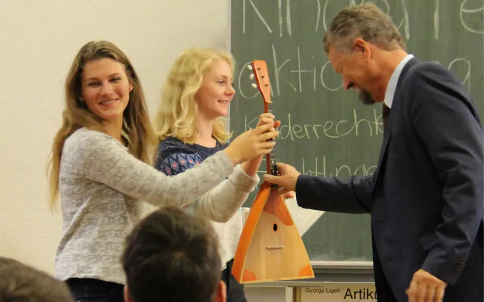Gernot Erler mit Balalaika © Julien Bender