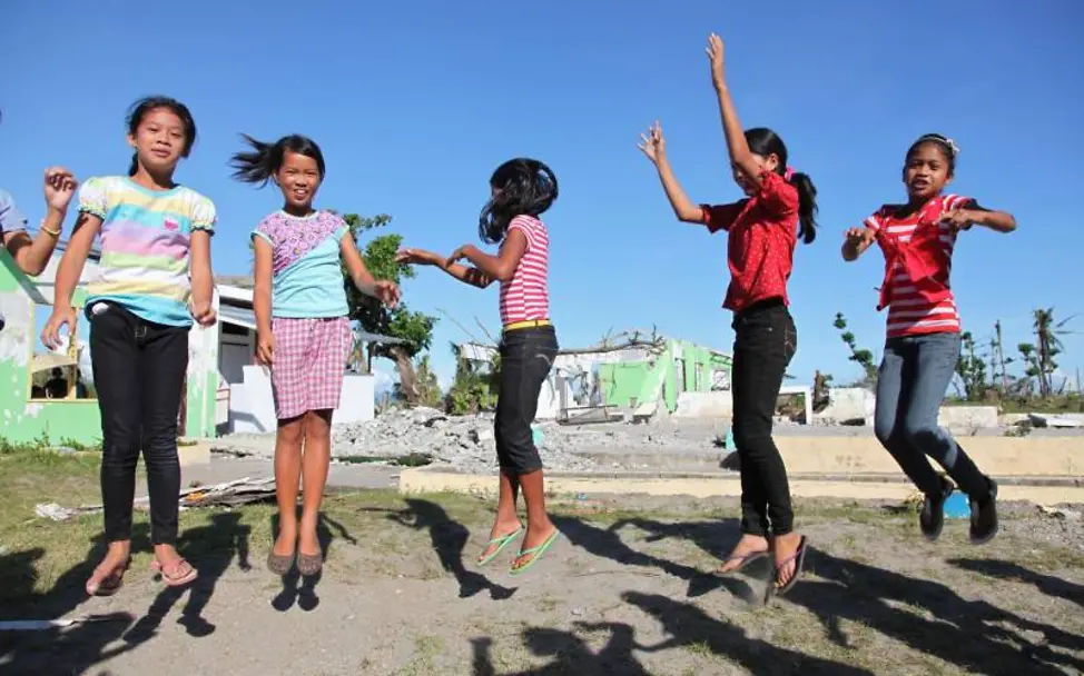 Mädchen spielen auf den Philippinen. | © UNICEF/UNI157813/Pirozzi Mädchen spielen auf den Philippinen.