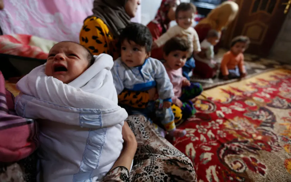 Eine Großfamilie im syrischen Bürgerkrieg: zwölf Personen in einem kleinen Raum.
