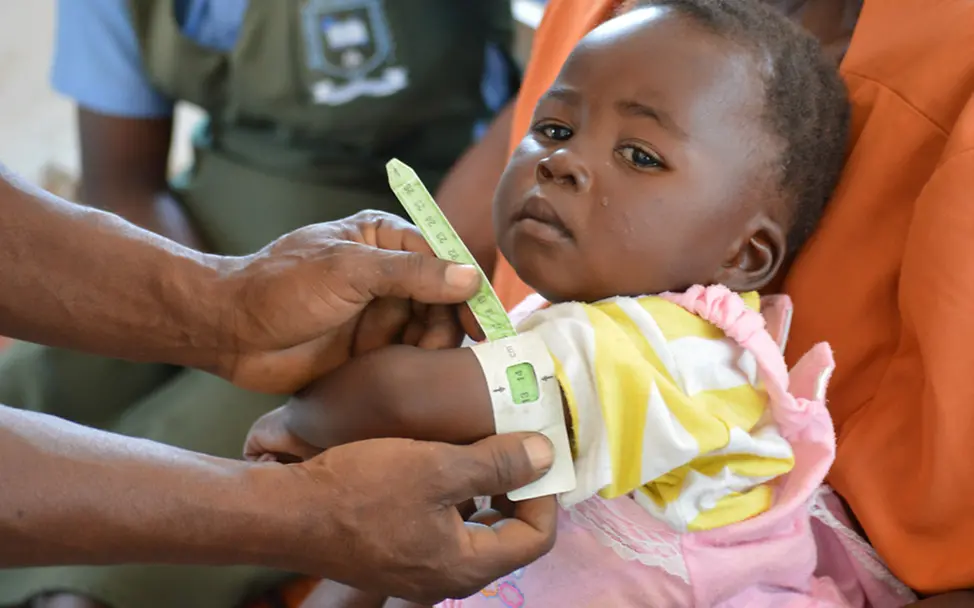 Ein Gesundheitshelfer untersucht ein Kind in Simbabwe auf Mangelernährung | © UNICEF/2016/Richard Nyamanhindi Mangelernährungsuntersuchung bei Kindern