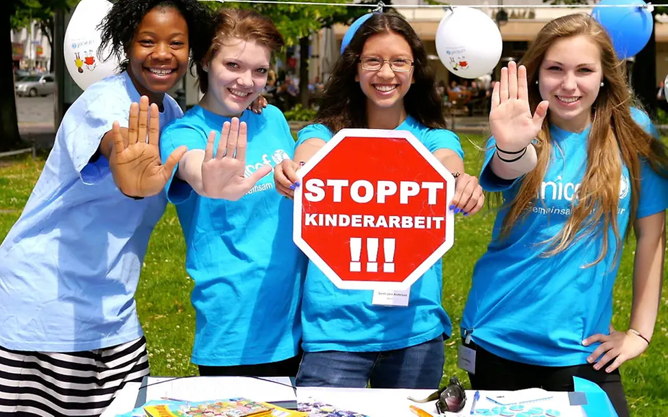 Das UNICEF-JuniorTeam setzt sich gegen Kinderarbeit ein. | © UNICEF/DT2014-21486/JuniorTeam Berlin Das UNICEF-JuniorTeam setzt sich gegen Kinderarbeit ein.