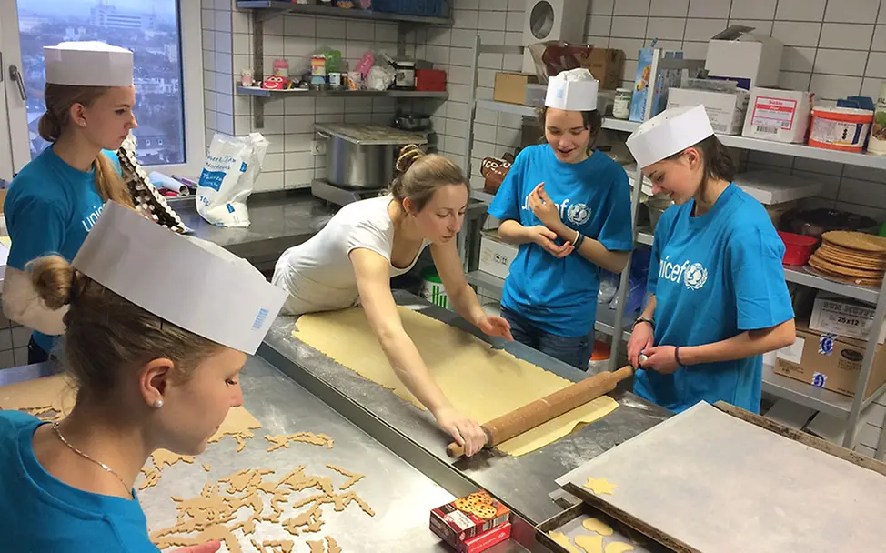 Das JuniorTeam Gießen backt Plätzchen für Kinder. | © UNICEF/DT2014-21484/JuniorTeam Gießen Das JuniorTeam Gießen backt Plätzchen für Kinder.