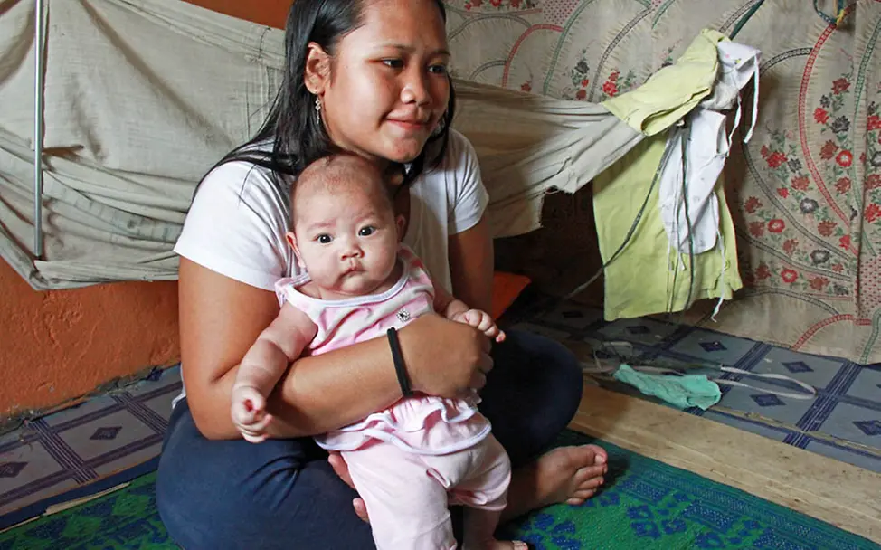 Sherry ist mit 13 eigentlich viel zu jung für eine Mutter. | © UNICEF DT/Mäusbacher Gesundheit: Sherry ist mit 13 eigentlich viel zu jung für eine Mutter. Doch sie schlägt sich tapfer.