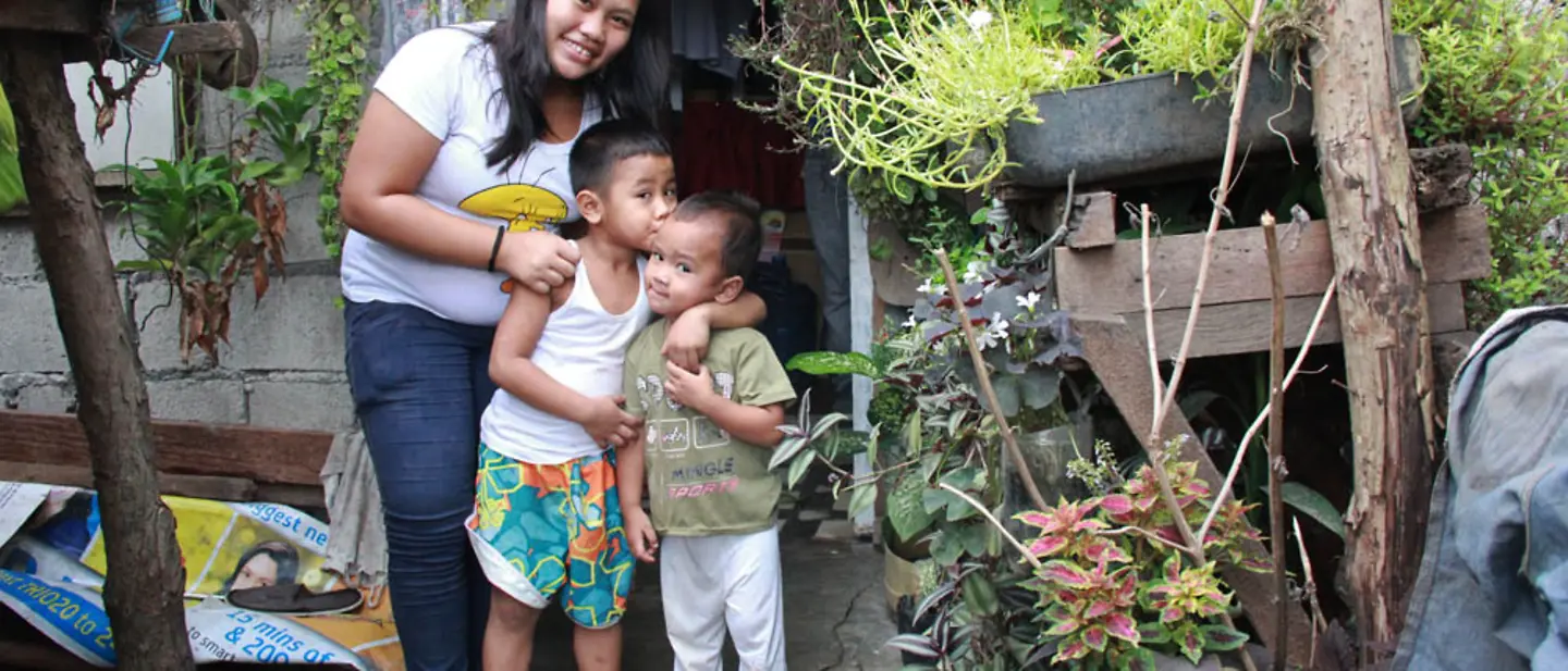 Mithilfe von UNICEF lernt Sherry sich um ihre Tochter zu kümmern. | © UNICEF DT/Mäusbacher Gesundheit: Mithilfe von UNICEF lernt Sherry sich um ihre Tochter zu kümmern.