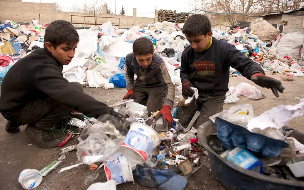 Die Jungs trennen Metalle, Plastik und andere Materialien voneinander. | © UNICEF/Noorani Ausbeutung: Die Jungs trennen Metalle, Plastik und andere Materialien voneinander.