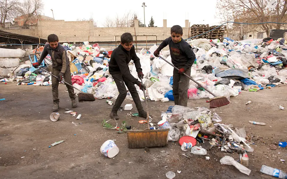 Kinderarbeiter sind beliebte Helfer auf Müllkippen. | © UNICEF/Noorani Ausbeutung: Kinderarbeiter sind beliebte Helfer auf Müllkippen.