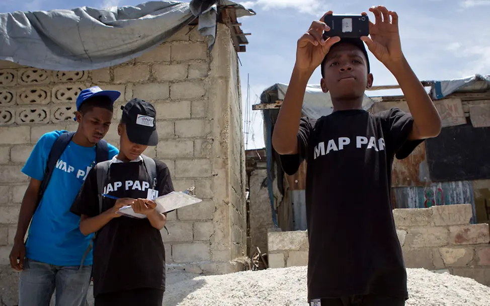 Jugendliche erfassen für sie wichtige Standorte elektronisch. | © UNICEF/Dormino Freie Meinungsäußerung: Jugendliche erfassen für sie wichtige Standorte elektronisch.