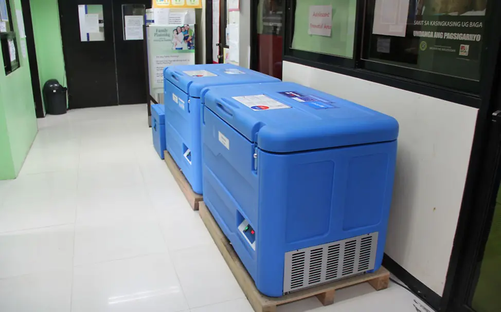 Kühlkisten für den Impfstoff. | © UNICEF DT/Mäusbacher Gesundheit: Kühlkisten für den Impfstoff.