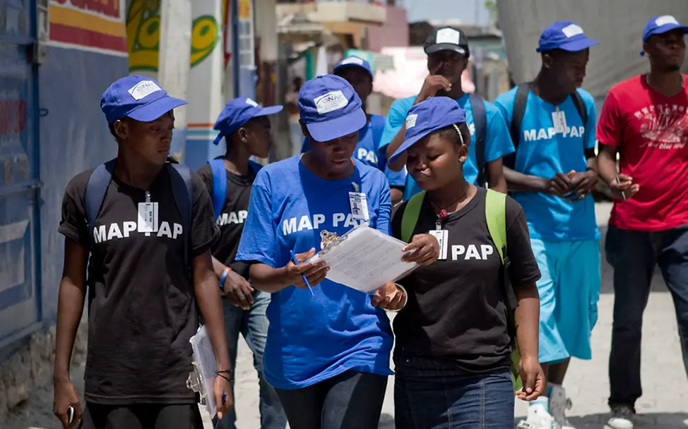 Jugendliche klären sich gegenseitig über die Gefahren von HIV/Aids auf. | © UNICEF/Dormino Freie Meinungsäußerung: Jugendliche klären sich gegenseitig über die Gefahren von HIV/Aids auf.