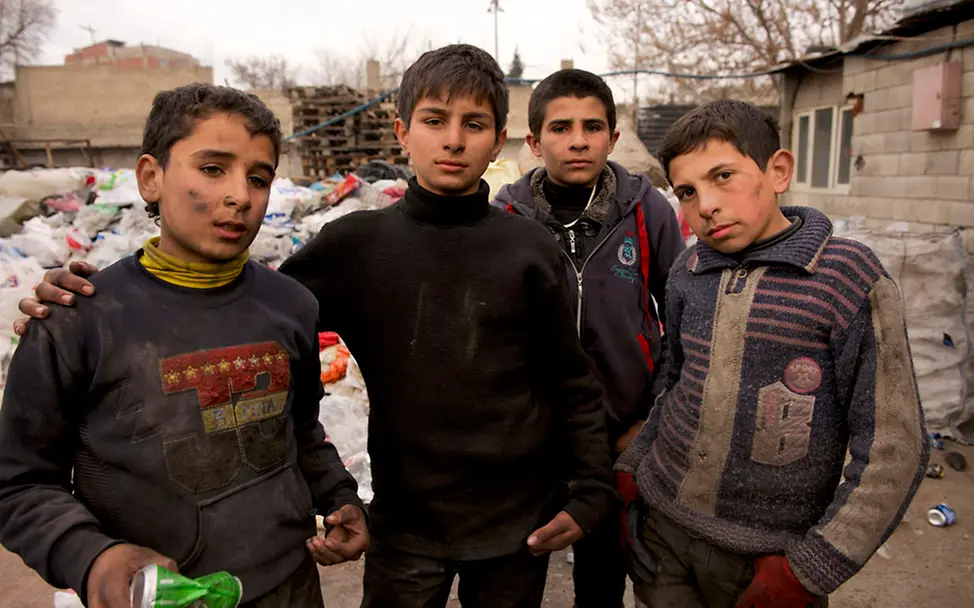 Ahmed wohnt bei einer Gastfamilie und sieht seine Familie monatelang nicht. | © UNICEF/Noorani Ausbeutung: Ahmed wohnt bei einer Gastfamilie und sieht seine Familie monatelang nicht.