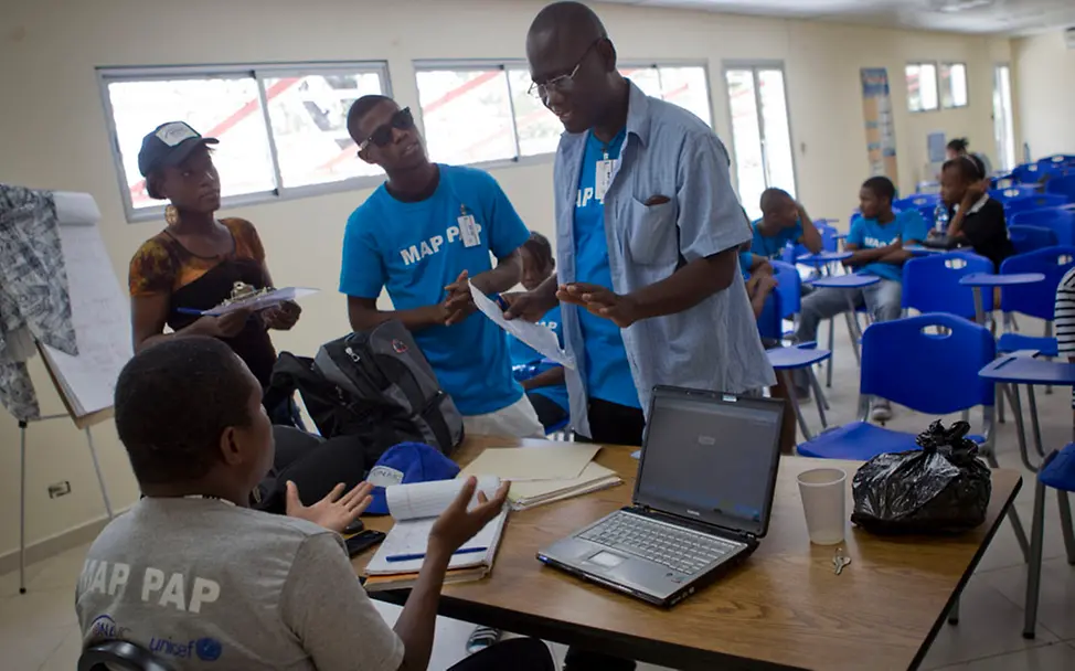 Jugendliche diskutieren, wie sie sich vor Krankheiten schützen können. | © UNICEF/Dormino Freie Meinungsäußerung: Jugendliche diskutieren, wie sie sich vor Krankheiten schützen können.