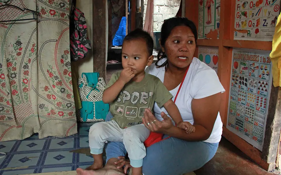 Sherrys Mutter hat ebenfalls zwei kleine Jungs. Somit sind beide Frauen Mütter. | © UNICEF DT/Mäusbacher Gesundheit: Sherrys Mutter hat ebenfalls zwei kleine Jungs. Somit sind beide Frauen Mütter.