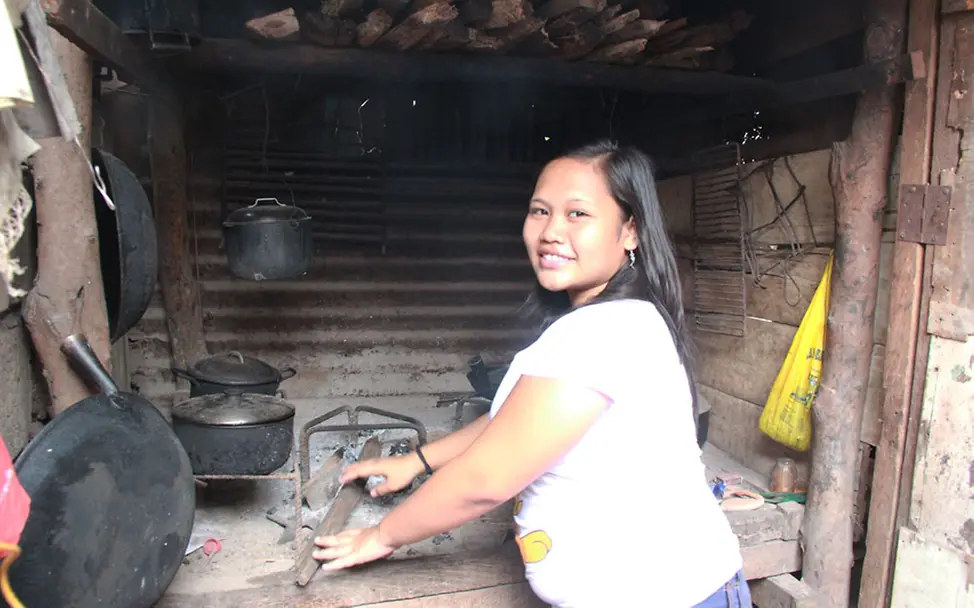 Sherry Mae kocht zweimal täglich. UNICEF unterstützt sie. | © UNICEF DT/Mäusbacher Gesundheit: Sherry Mae kocht zweimal täglich. UNICEF unterstützt sie.