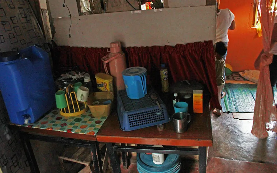 In der kleinen Küche gibt es keine Schränke oder Fronten. | © UNICEF DT/Mäusbacher Gesundheit: In der kleinen Küche gibt es keine Schränke oder Fronten.