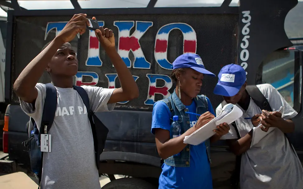 Jugendliche kartieren für sie wichtige Standorte. | © UNICEF/Dormino Freie Meinungsäußerung: Jugendliche kartieren für sie wichtige Standorte.