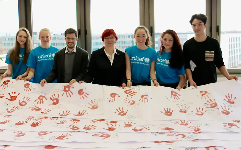 Übergabe der Red-Hand-Poster an Gabi Rolland © Julien Bender