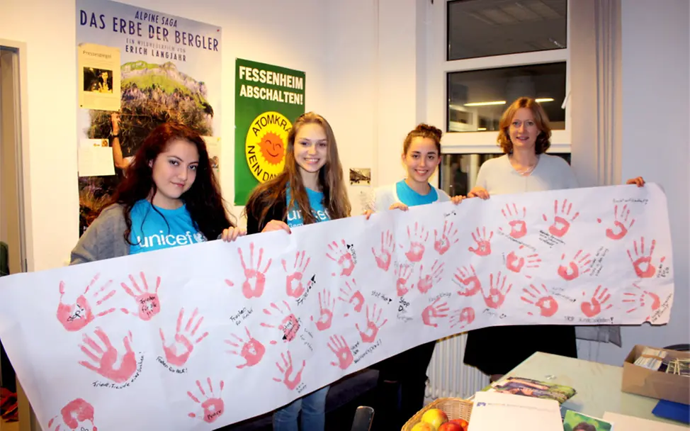 Übergabe von Red Hand Postern an Kerstin Andreae © Jochen Daniel