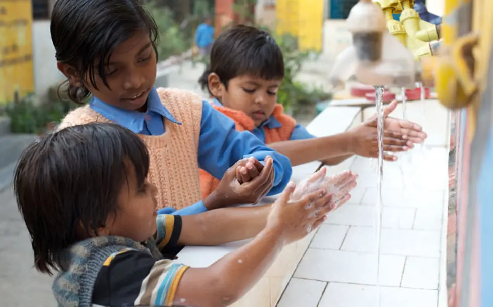 Schüler waschen sich im Waschraum | © UNICEF/UNI79457/Pietrasik Hände waschen im Waschraum