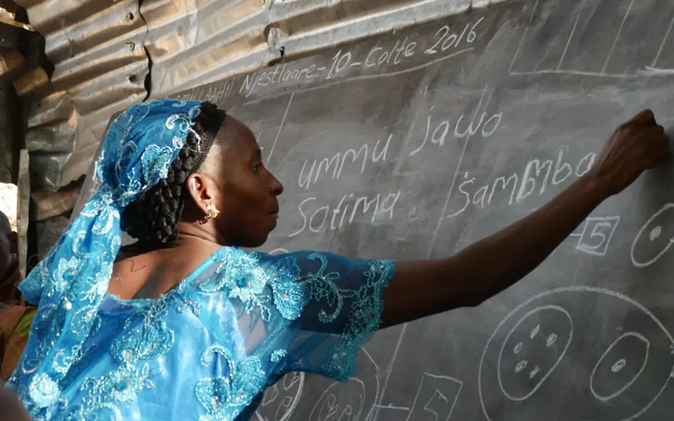 Ummu schreibt im Unterricht ihren Namen auf eine Tafel | © UNICEF/Karina Hövener Gambia: Ummu hat in der Schule schreiben gelernt