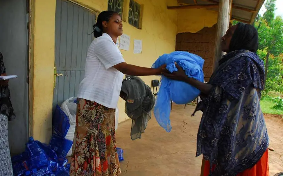 Eine UNICEF-Helferin verteilt Moskitonetze | © UNICEF Ethiopia/Lema Tibebu (WLP) Eine UNICEF-Helferin verteilt Moskitonetze